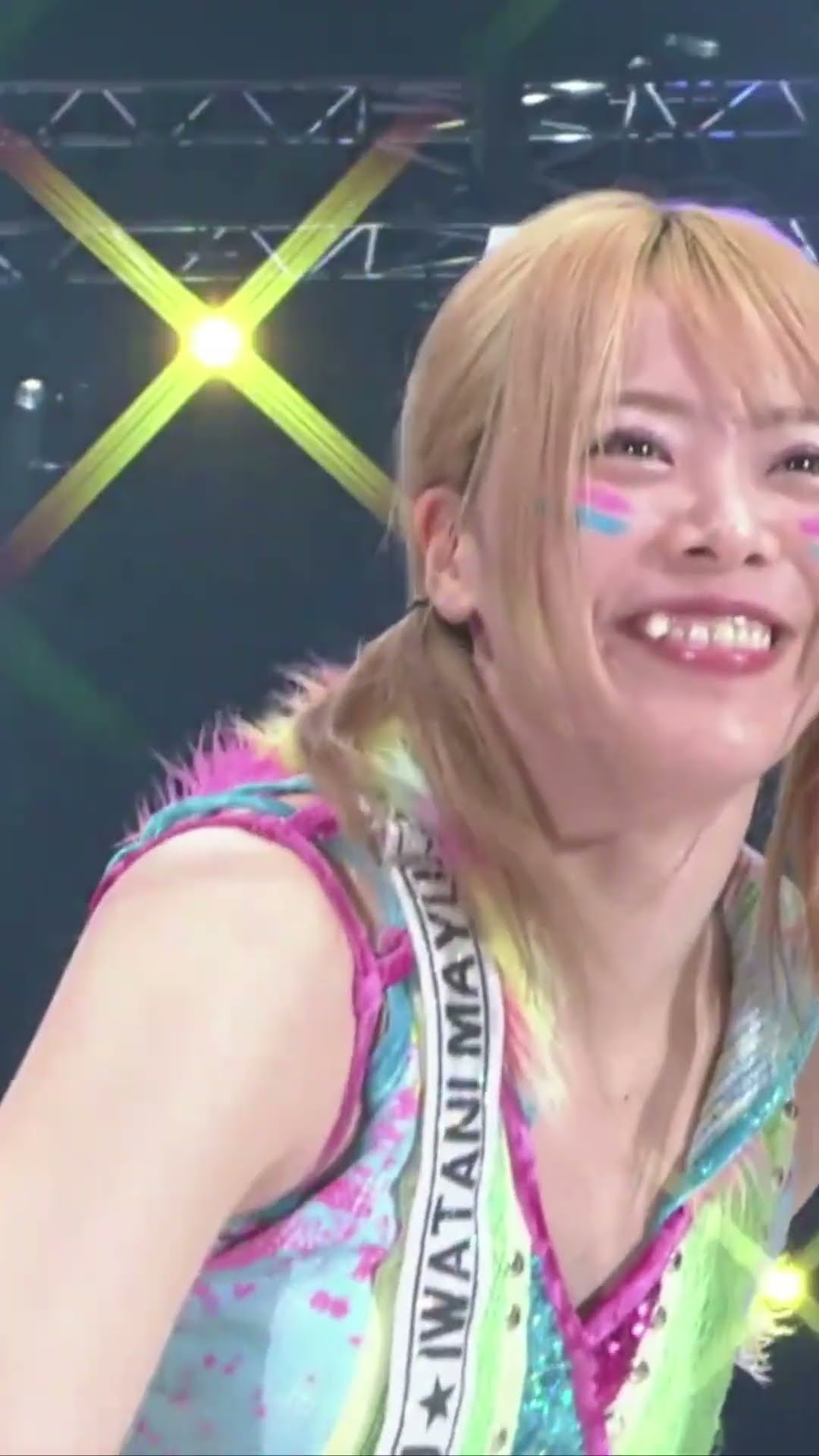 女子プロレス】岩谷麻優がサインボール投げキャッチ失敗！【スターダム