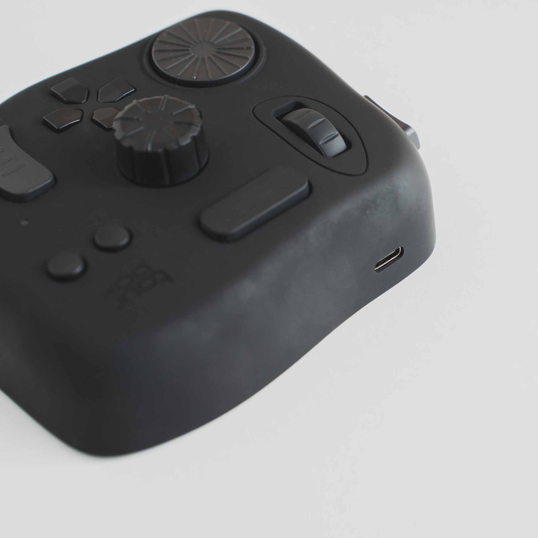 左手にはTourBox NEOを。クリエイターの生産性を高める話題の左手