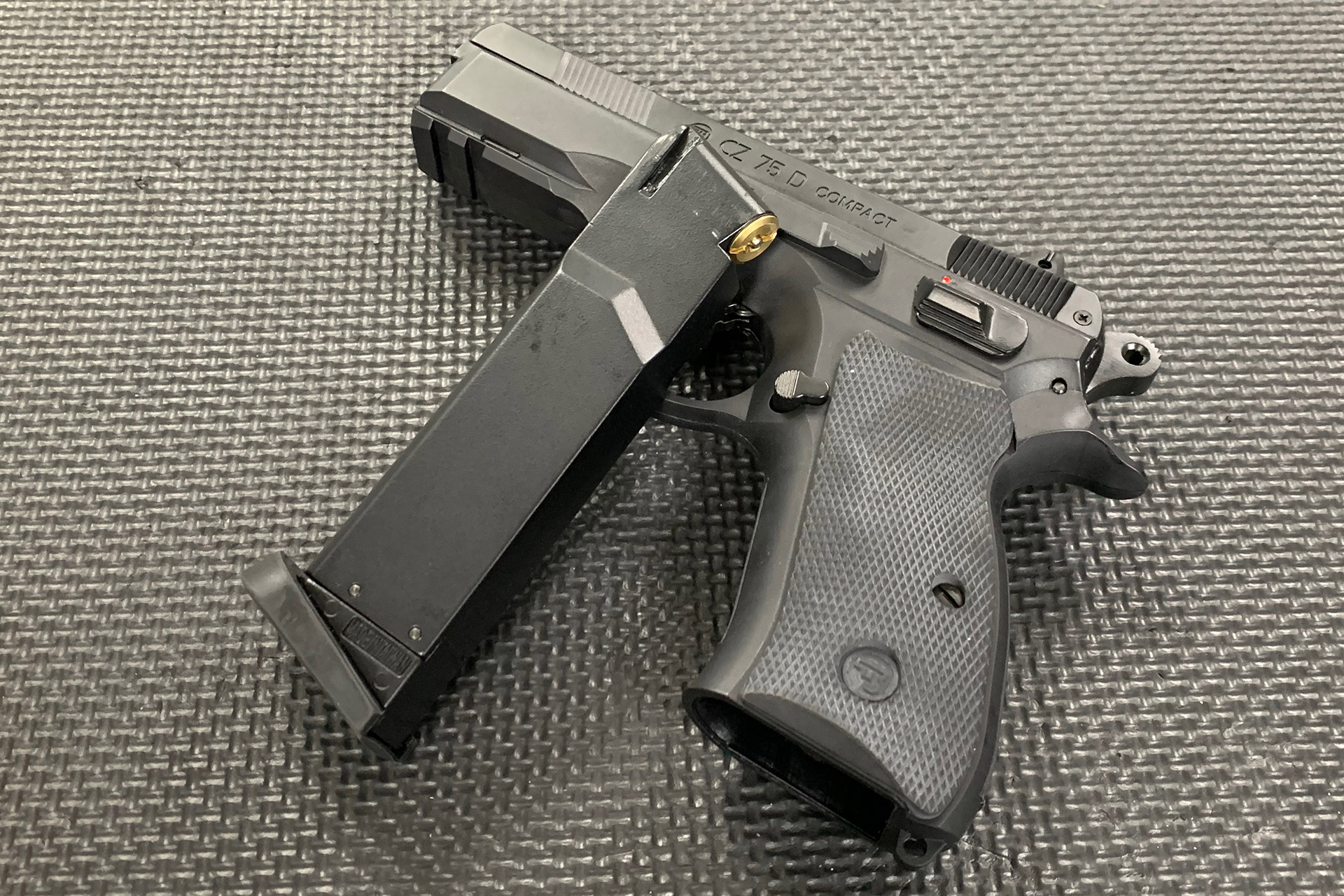 SⅡS/ASG CZ75D Compactフィクスドスライドガスガンを購入、注入バルブ