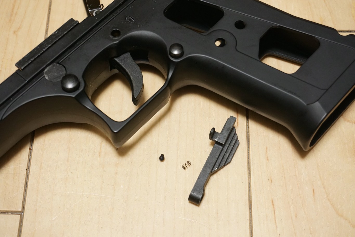 東京マルイ デザートイーグル 50AEのグリップ側を分解していきます