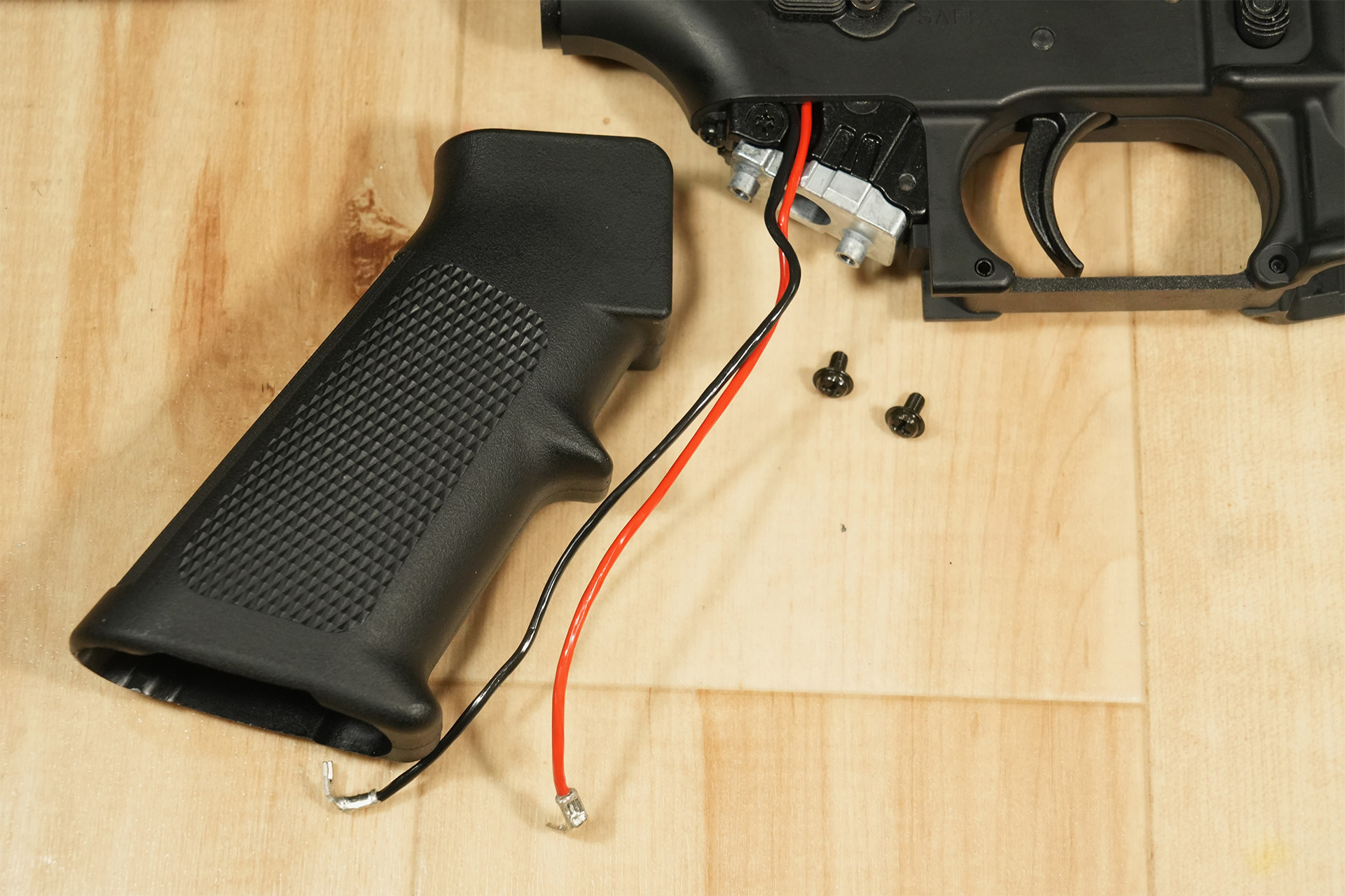 東京マルイ EVOLT(エボルト) M4に社外製外装パーツを組み込む際の分解