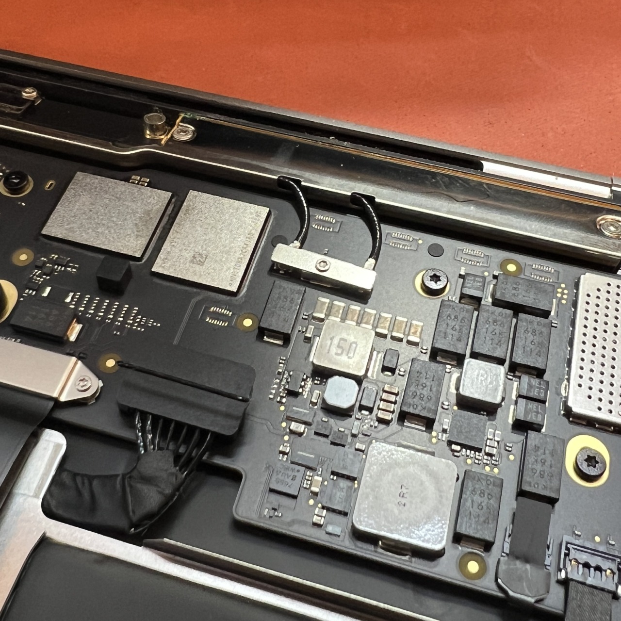 MacBook Air (M1, 2020) A2337 EMC3598 液晶割れ 部品交換修理