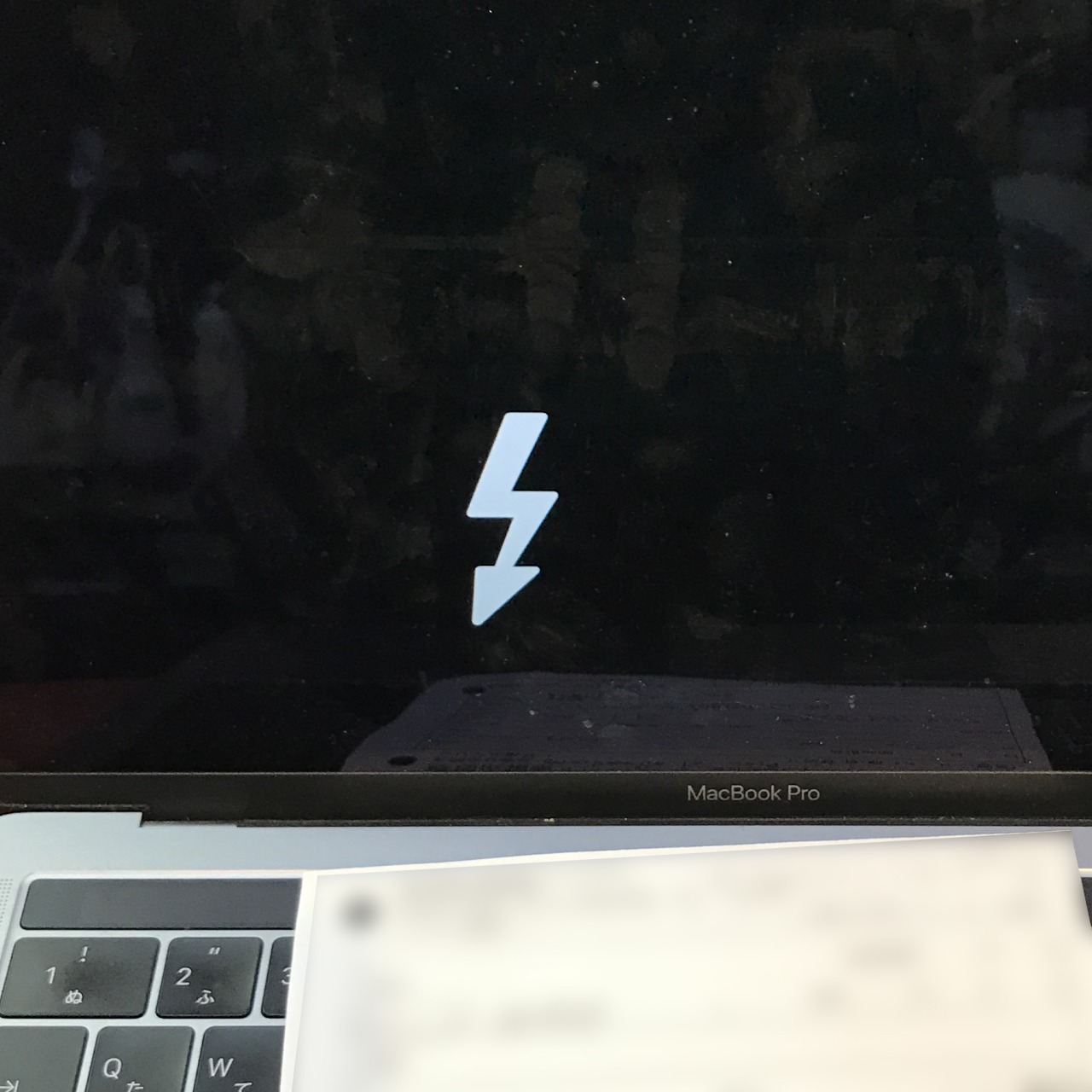 TIPS】MacBook Pro (13-inch, 2019, Four Thunderbolt 3 ports) リンゴ