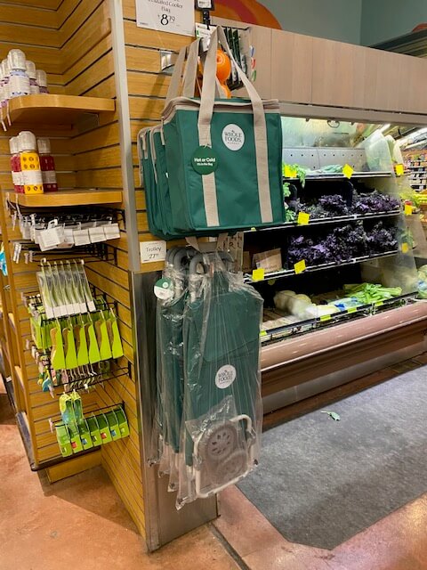 ホールフーズのローリング・トロリー・バッグ。タイヤ付き買い物バッグ