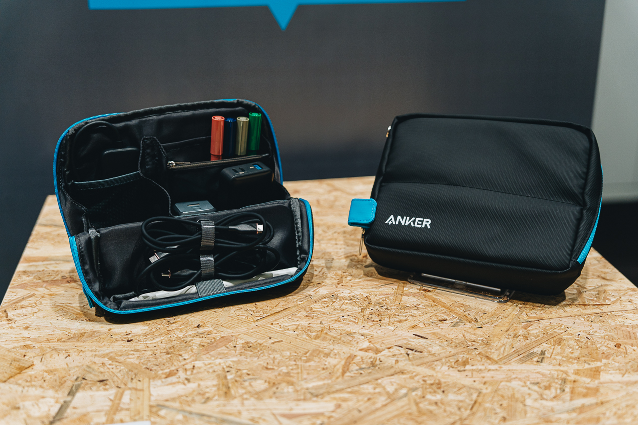 Ankerとコクヨが共同開発。ガジェットの持ち運びに最適な自立する薄型