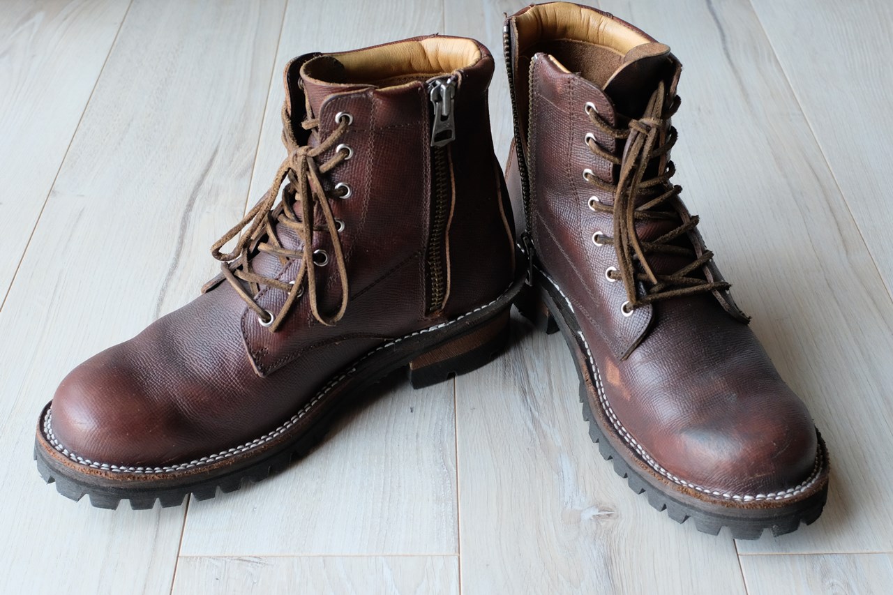 スローウェアライオン』のレザーブーツで、僕はバイクに乗る。 | Mono