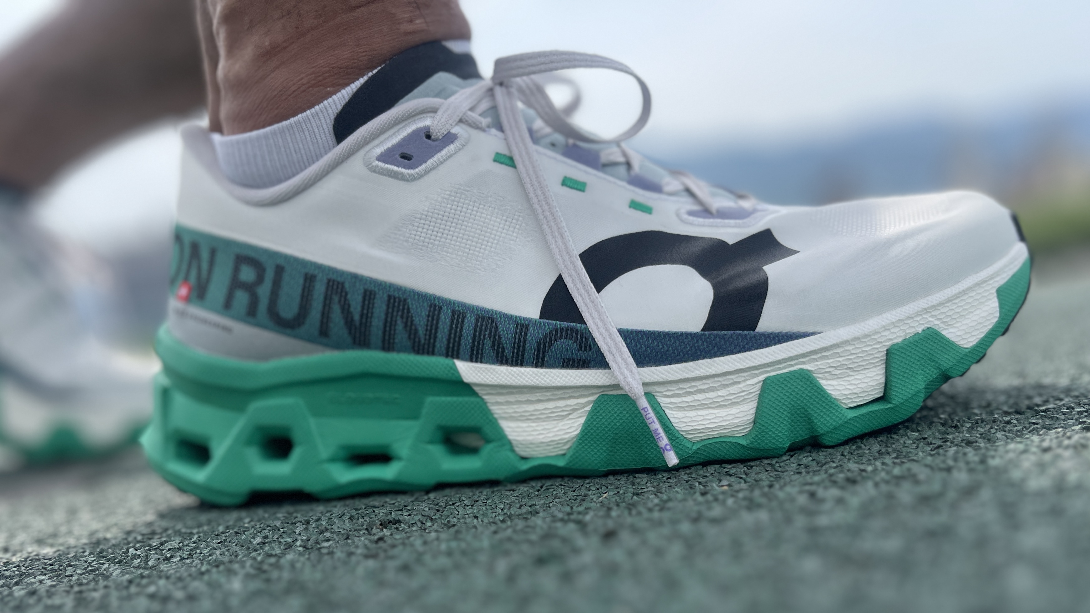 レビュー】On クラウドモンスターハイパー 伝説級ランニングシューズの