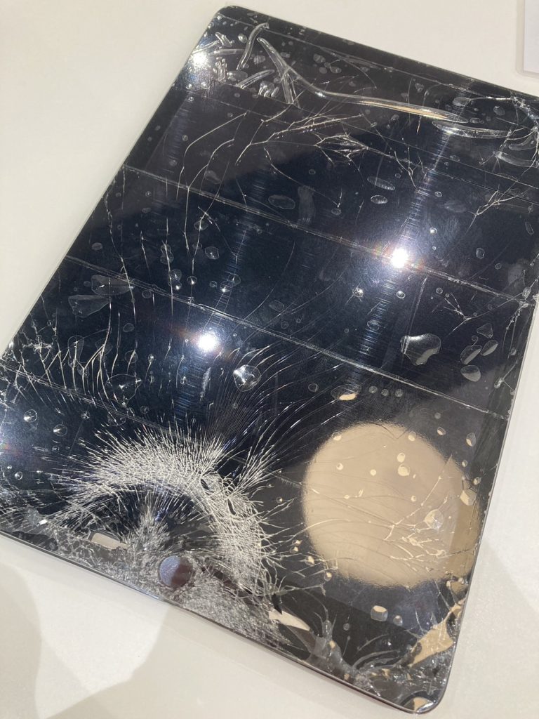 東郷店】iPad 第9世代の割れたフロントパネル交換と歪み矯正【愛知県