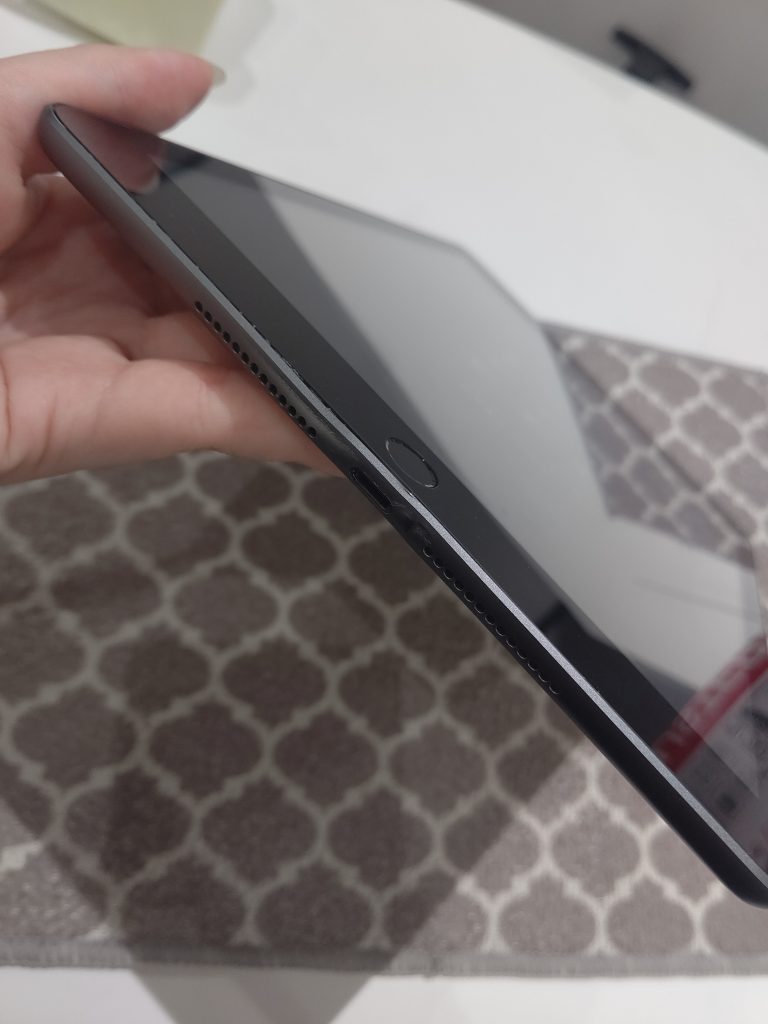 東郷店】iPad 第9世代の割れたフロントパネル交換と歪み矯正【愛知県