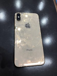 背面が割れてしまったiPhoneへの影響と注意 | スマホ修理 スマート