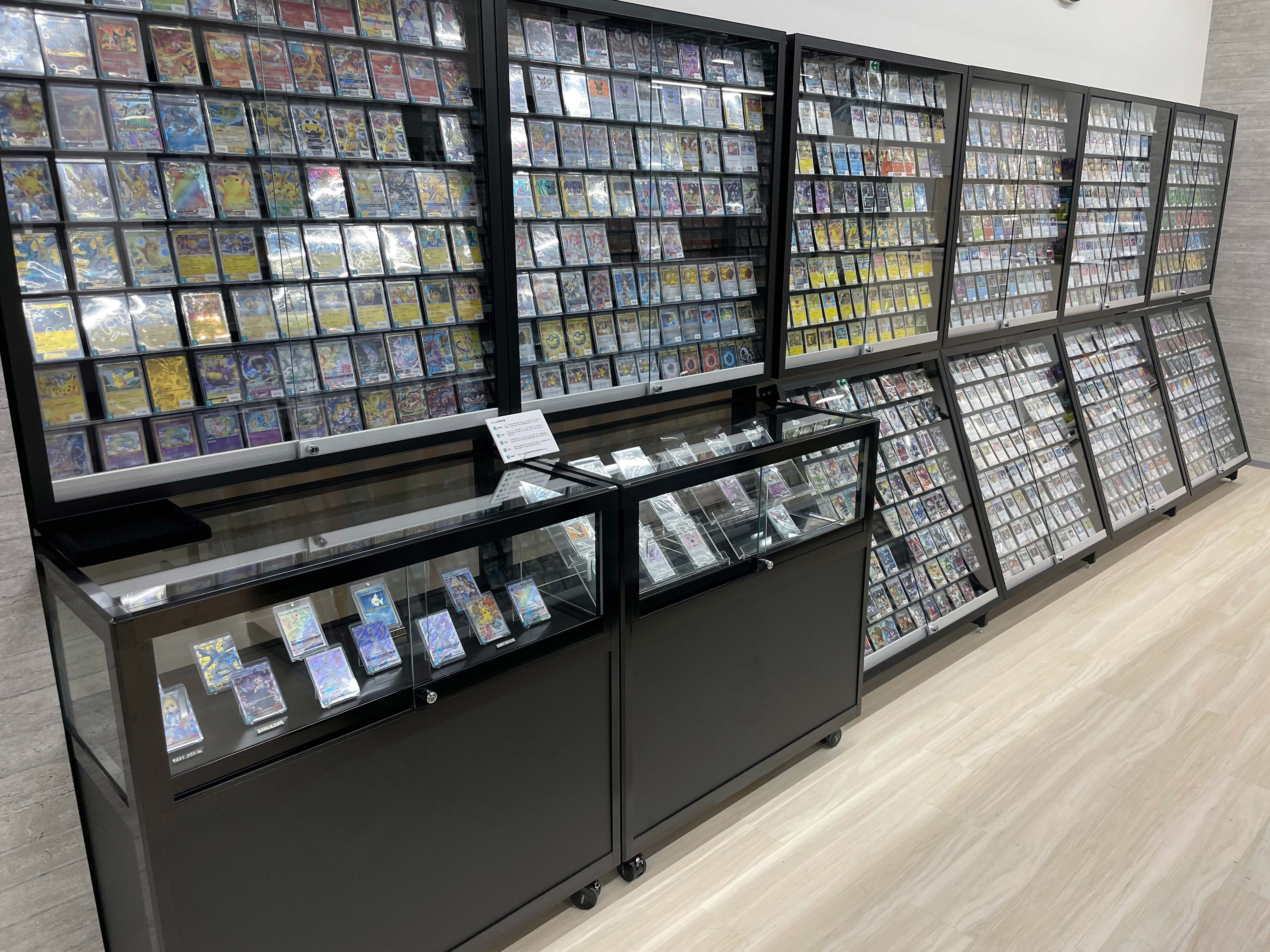 ガラスショーケース」と「トレカショーケース」の組み合わせ展示をご