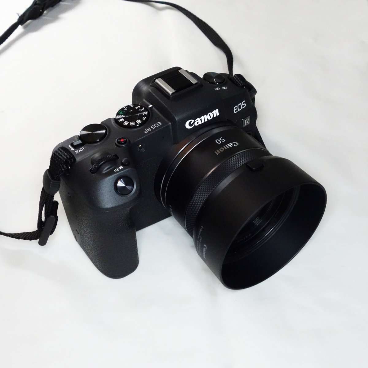 レビュー】Canon RF50mm F1.8 STMには純正フードES-65Bを組み合わせた