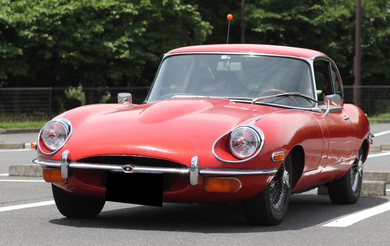 Jaguar XKE E Type Series II 2+2 Coupe – Towing Caravan with Land Rover