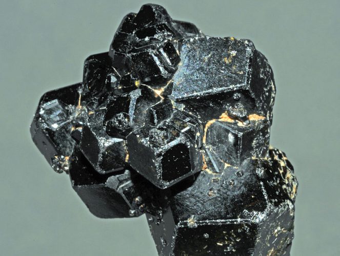 メラナイト（灰鉄柘榴石の変種/かいてつざくろいし）Melaniteの特徴