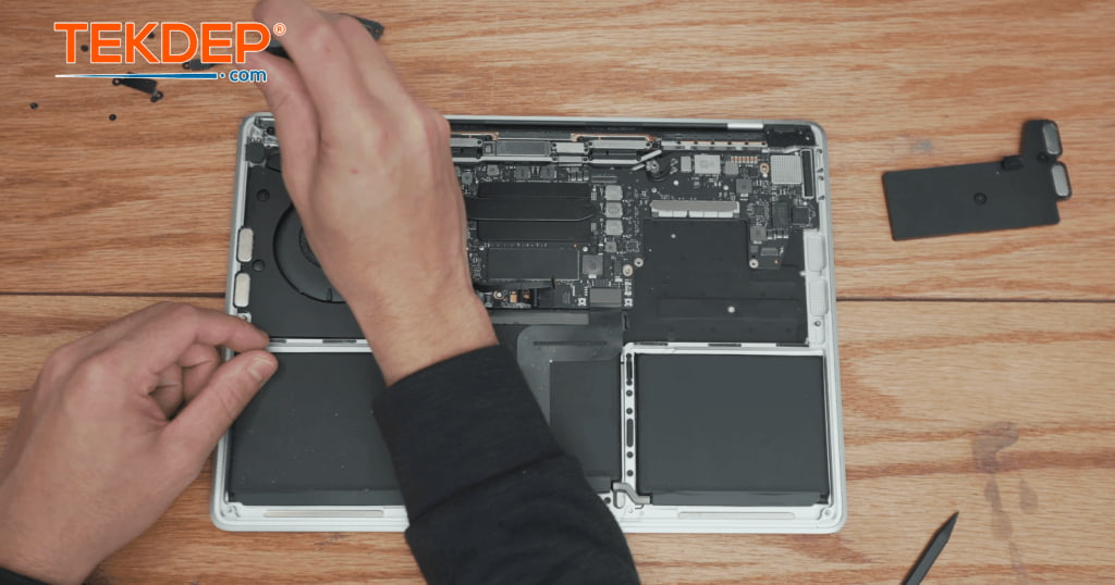 Fix It Yourself – A1708 Logic Board Replacement Walkthrough for 13