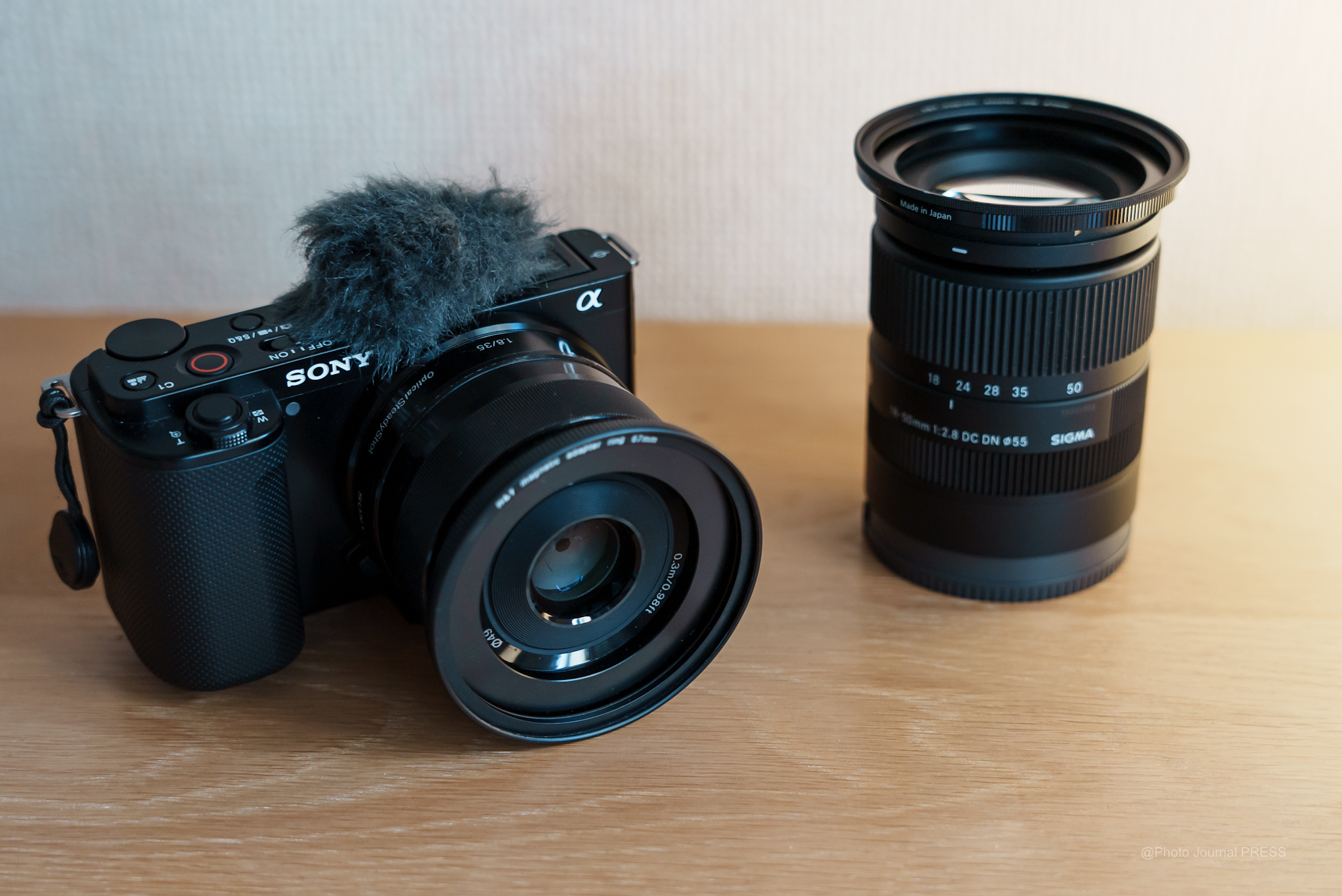 ZV-E10にSEL35F18とSIGMA 18-50mm F2.8 DC DN を付けてバラを撮影