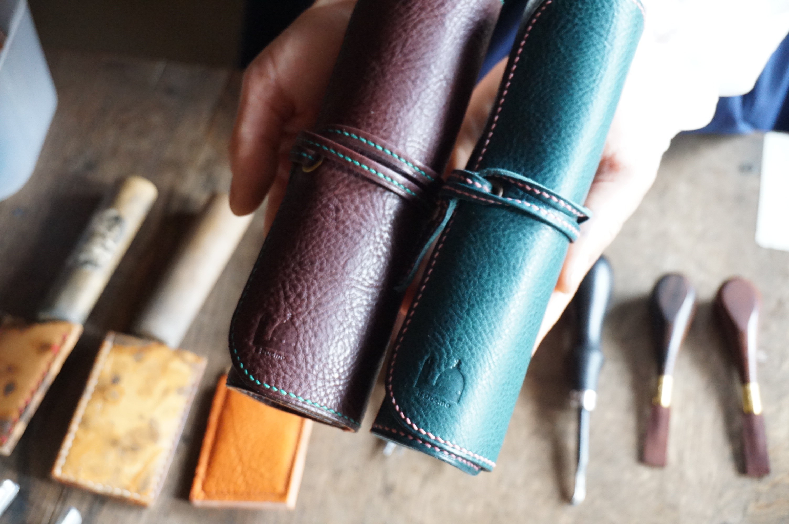 Il Duomoの万年筆のためのイタリアンレザーロールペンケースにこめた