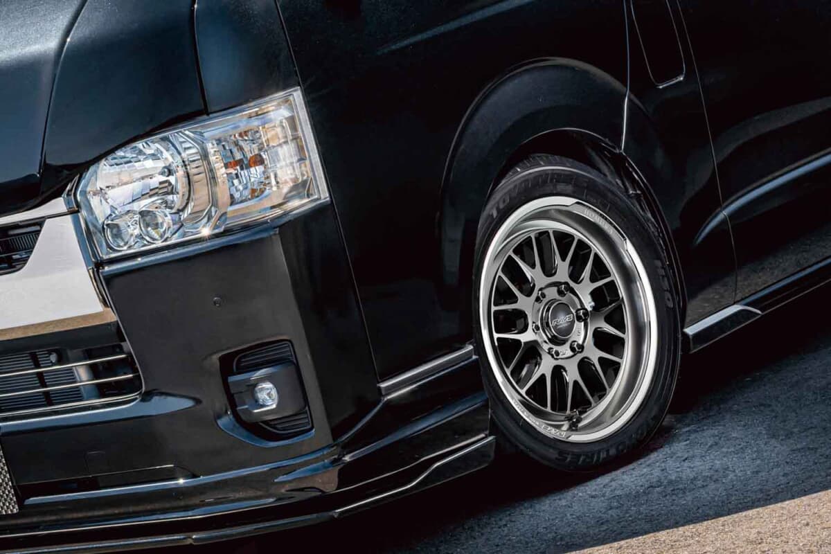 ラージP.C.Dのトヨタ「ハイエース」に最適なレイズ「HOMURA 2x9L-RA