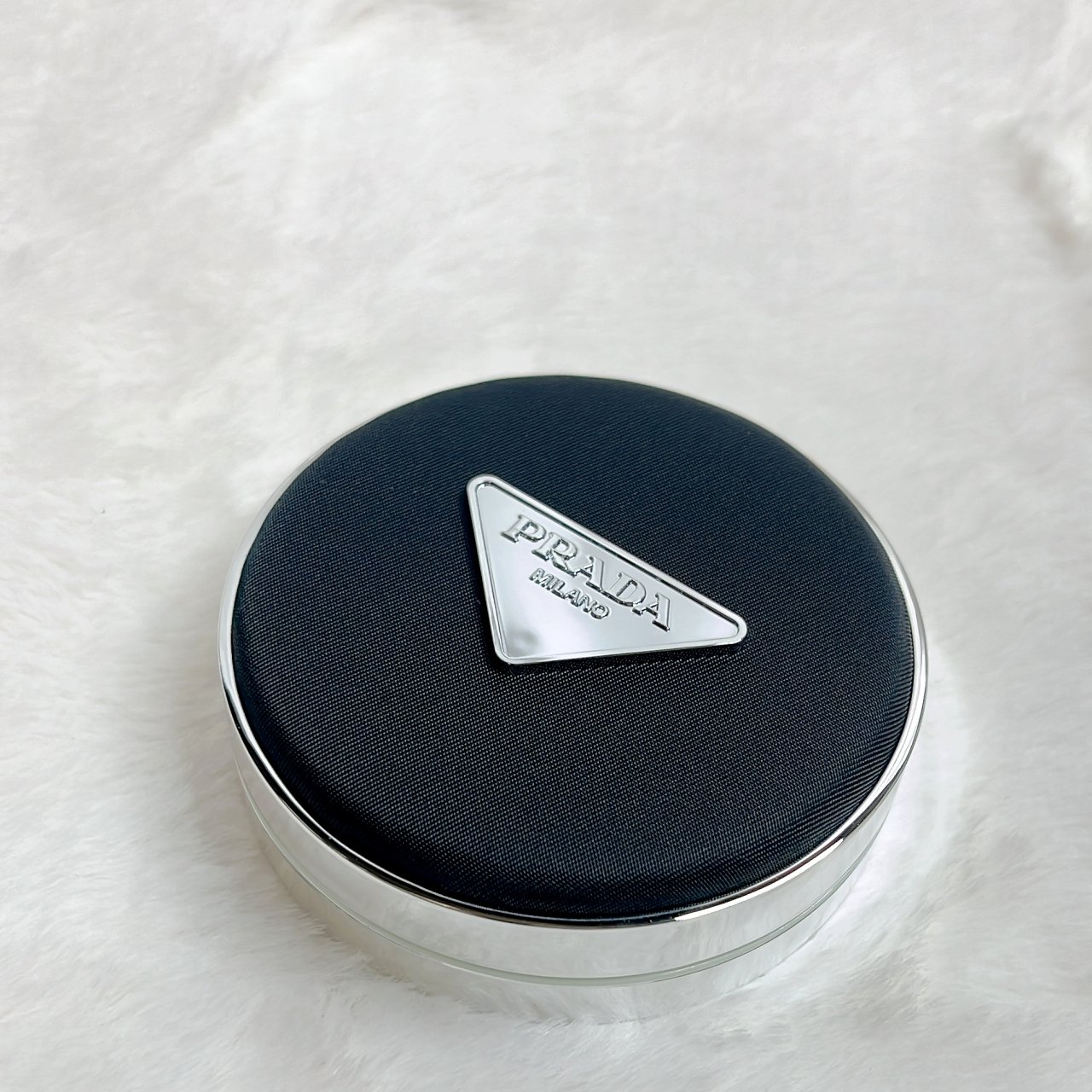 2025年最新マストバイ「プラダ ビューティ」のクッションファンデで