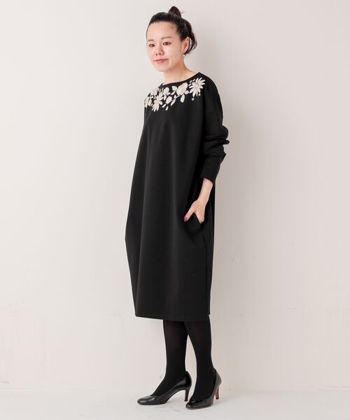 動画付き《家でも外でも着たい、ストレッチ素材》襟ぐり刺繍ワンピース