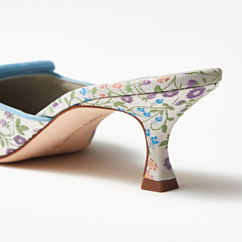 春待ち名品】“マノロブラニク”の花柄ミュールで足元からオシャレ更新