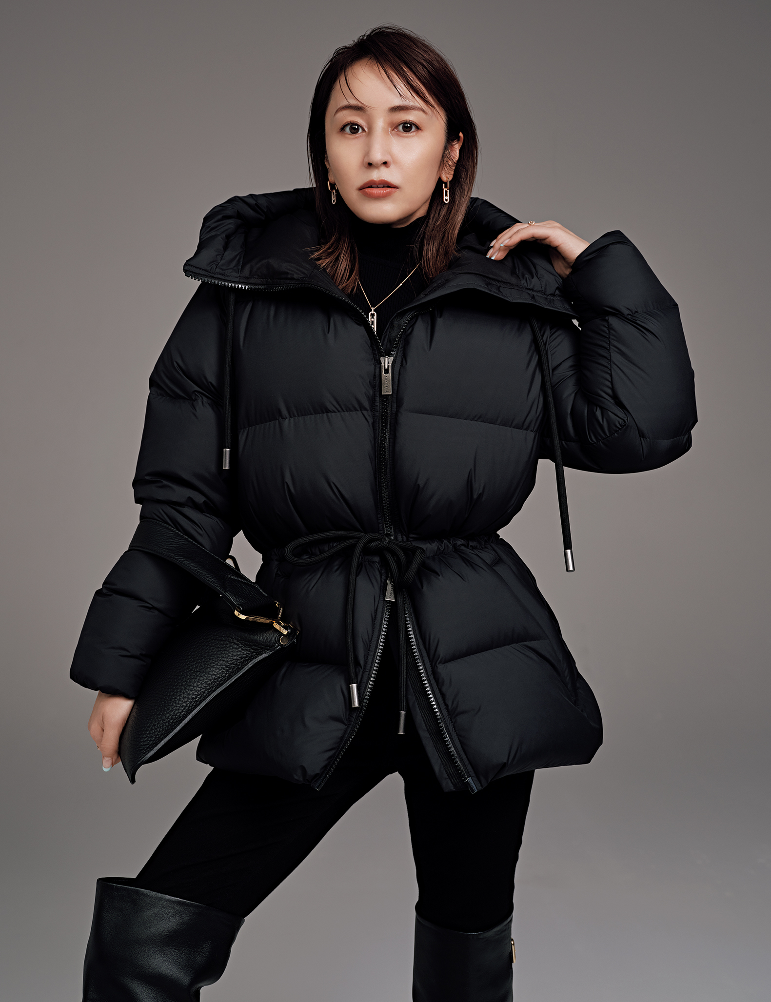 矢田亜希子さんが着こなす「最上級の黒ダウン」 | VERY NaVY