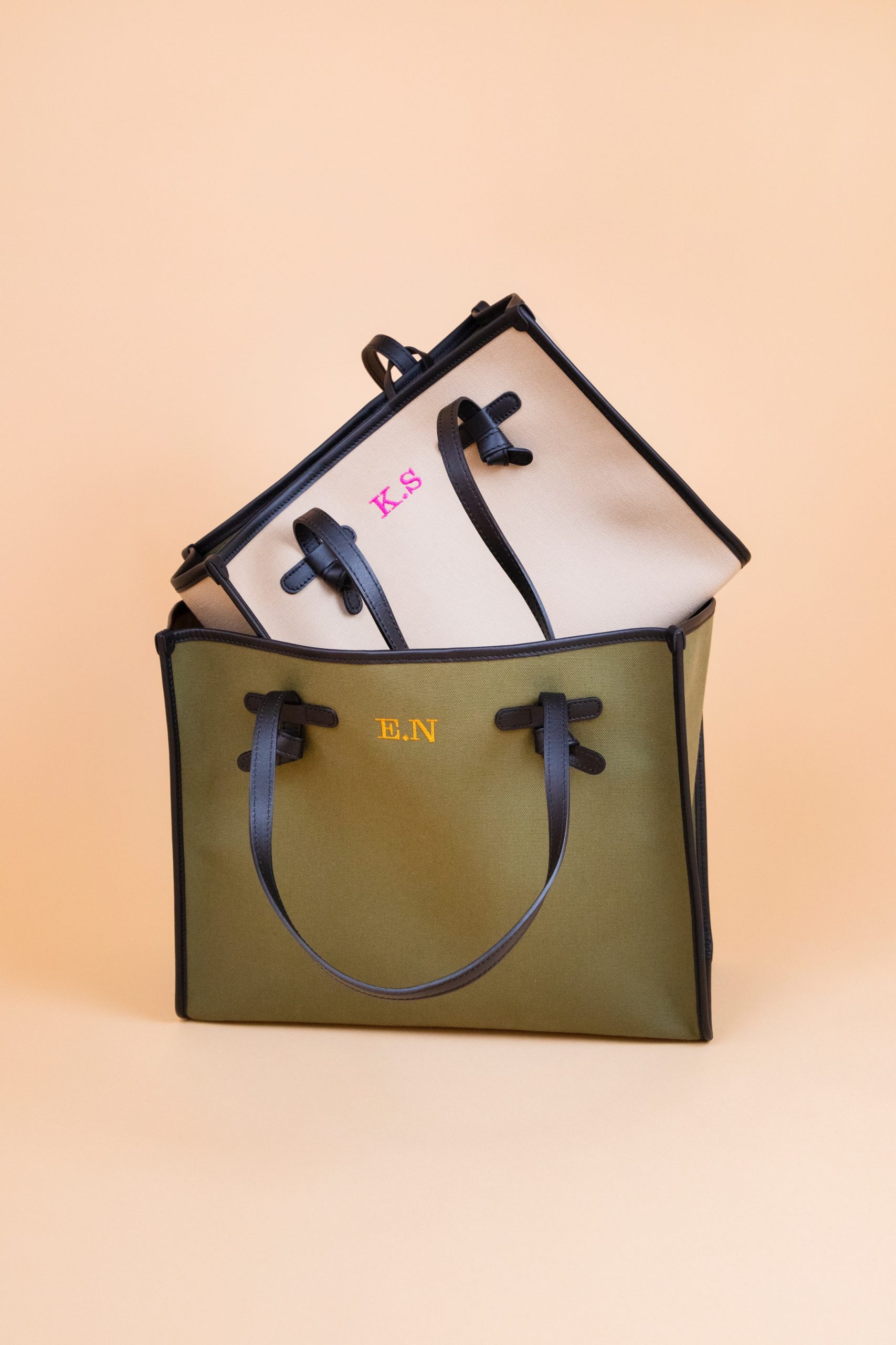 PC持ち歩きやママバッグに！「キャンバストート」にイニシャルサービス