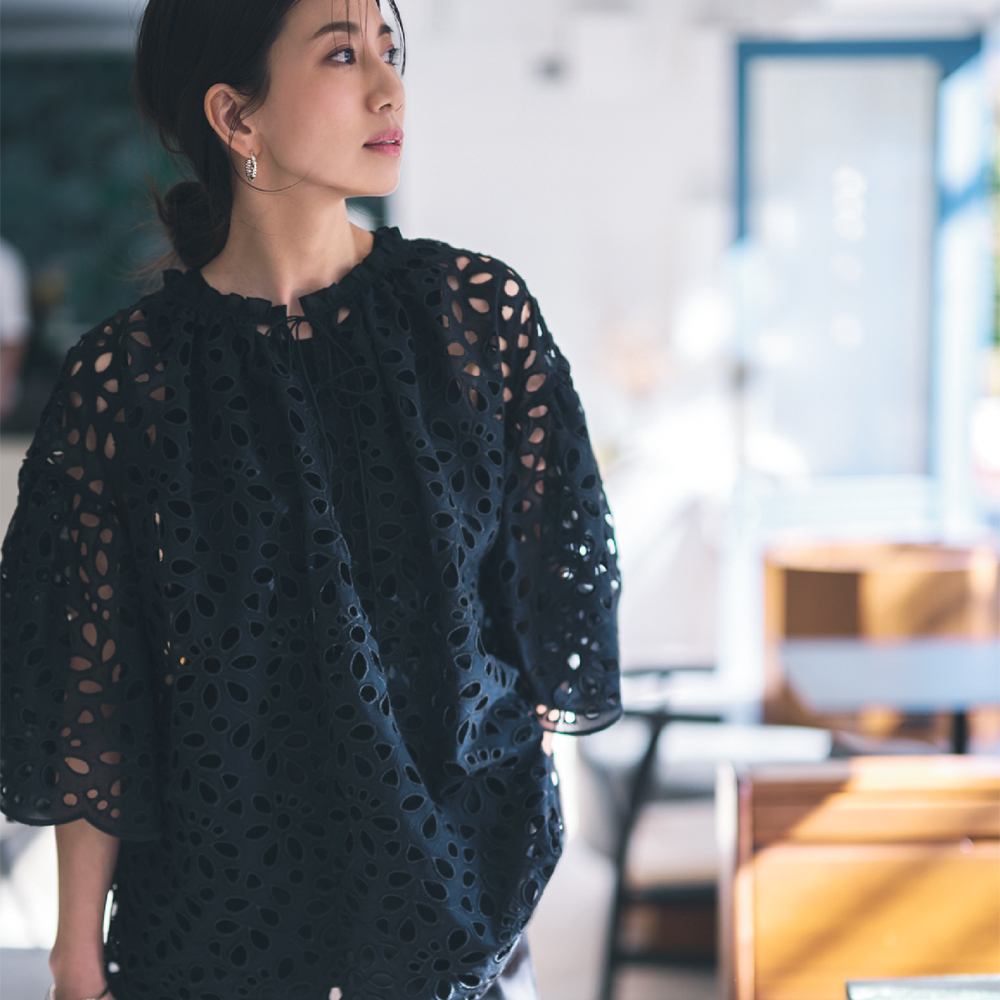 大人は“黒”一択！カットワークの『抜け感ブラウス』3選 | VERY