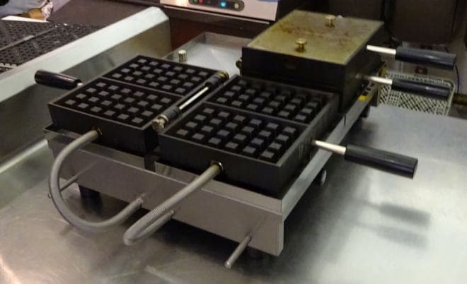 ワッフルは、縦置きすれば、焼きやすい―失敗しにくい縦型ワッフル