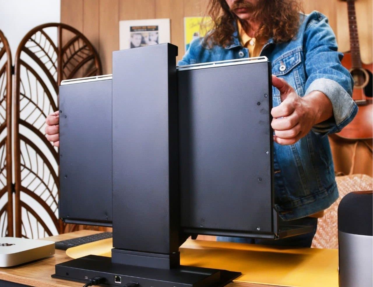 ディスプレイを縦に2つ並べて作業効率をアップ！ ― 24インチx2構成の