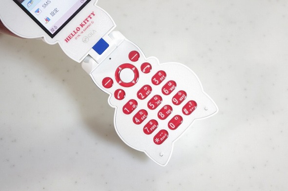 閉じるとフィギュア、開くと電話機に――「ハローキティフォン」を使って