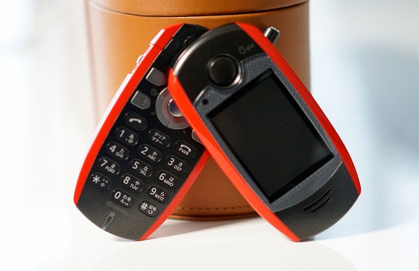 画面が180度回転するリボルバーケータイ「A5305K」：懐かしのケータイ