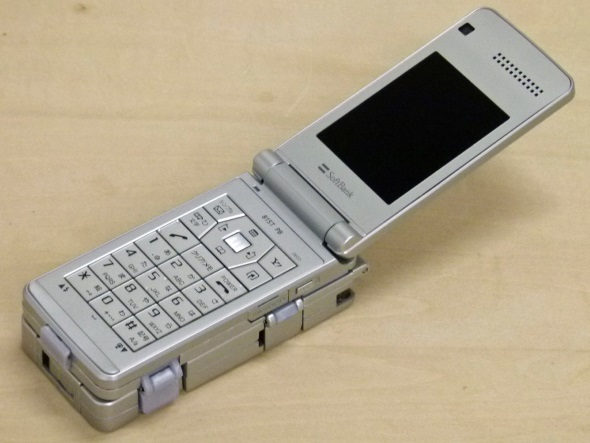 変形可能！ 元祖ロボットケータイ「フォンブレイバー 815T PB