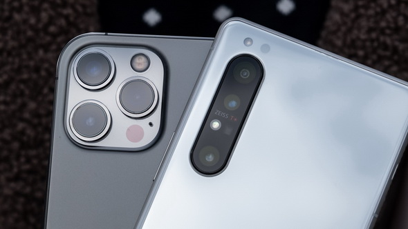 コンセプトが異なる「iPhone 12 Pro Max」と「Xperia 1 II」のカメラで