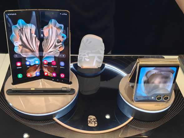 Samsungの30万円超え折りたたみスマホ「心系天下 W24」は、まるで陶器