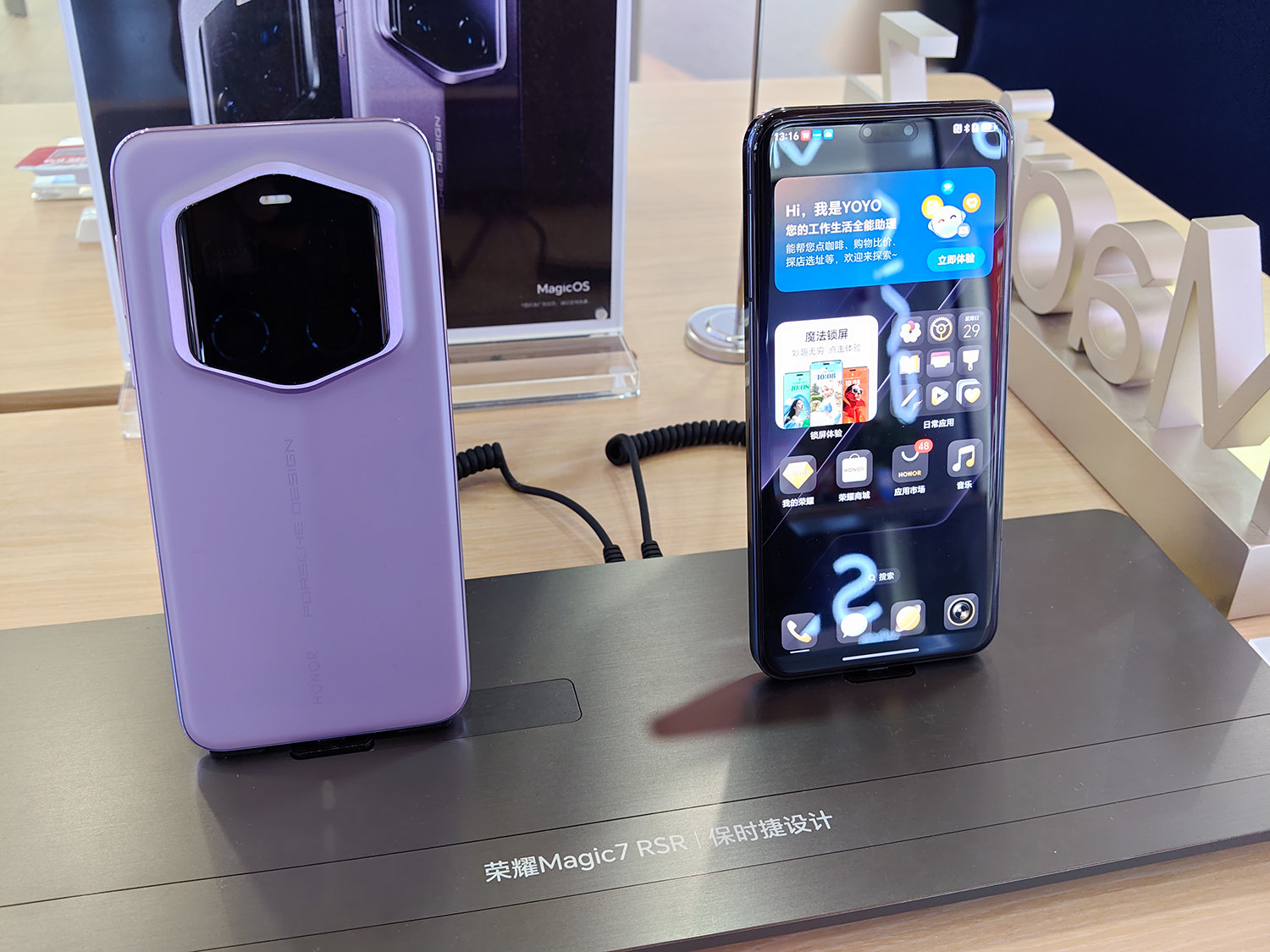 ポルシェデザインのデザインスマホ「Magic7 RSR Porsche Design」が