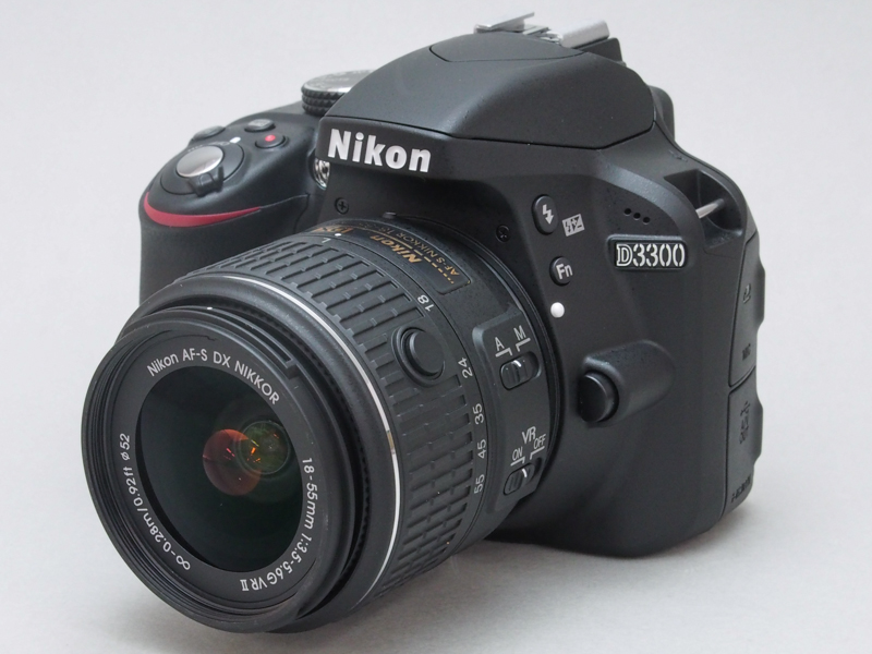 沈胴式レンズ付属のエントリー一眼 ニコン「D3300」を写真で見る