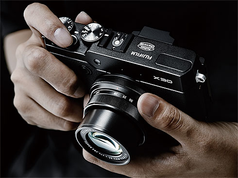リアルタイム・ビューファインダー搭載の「FUJIFILM X30」を発表