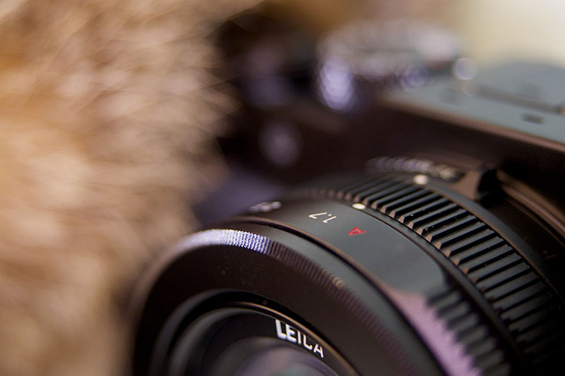 クラシカルな操作系が似合うボディに破格の性能――「LUMIX LX100」の