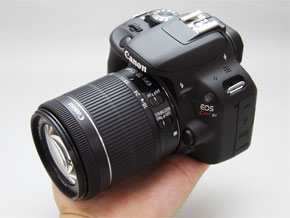 写真で見る、世界最小最軽量デジタル一眼レフ「EOS Kiss X7