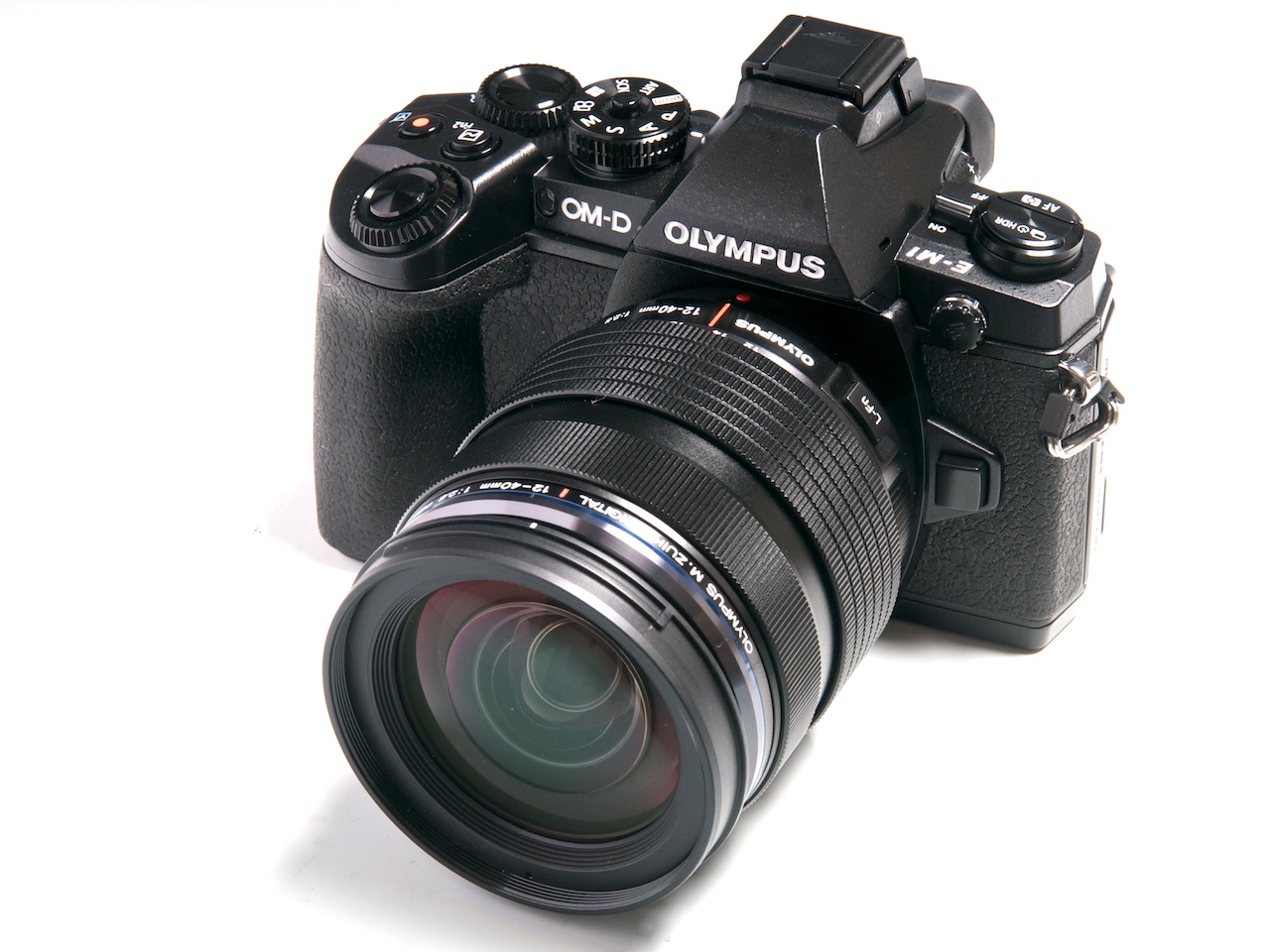 実用度の高いハイエンドミラーレス 「OLYMPUS OM-D E-M1」（1/4 ページ