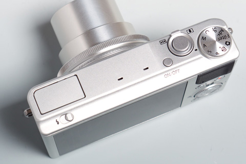 激戦区参入 シンプルデザイン高級コンパクト「FUJIFILM XQ1」を検証