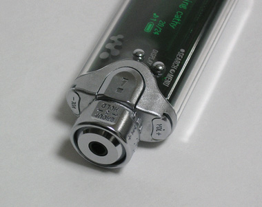 デザイン一新、美しい有機ELディスプレイ――ソニー「NW-E405