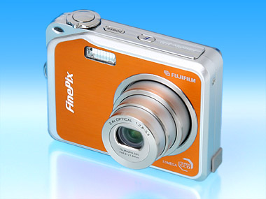 高感度2枚撮りができる薄型大画面デジカメ――「FinePix V10」：レビュー