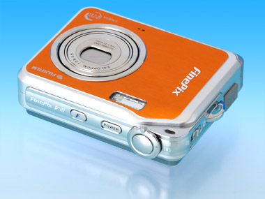 高感度2枚撮りができる薄型大画面デジカメ――「FinePix V10」：レビュー