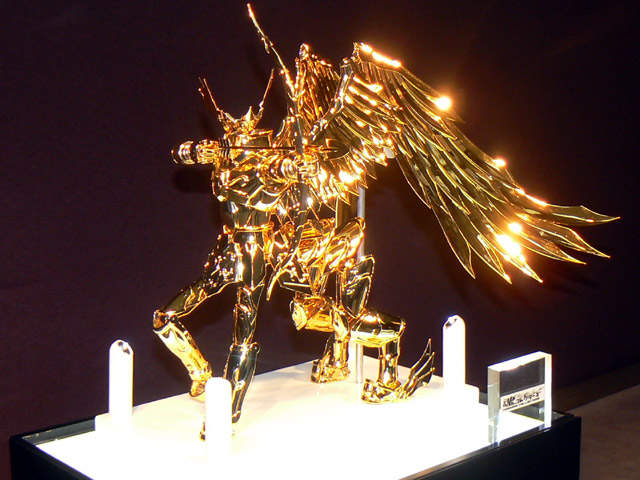 全高56センチ、光り輝く“黄金聖衣”のオブジェが登場：インテリアに