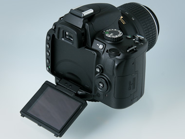 ニコン初のフリーアングル液晶付きデジタル一眼――「D5000」：レビュー