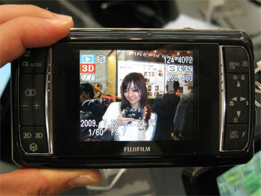 裸眼で3Dを楽しめるデジカメ「FinePix REAL 3D W1」、登場 - ITmedia NEWS