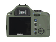 コンパクトなデジタル一眼「K-m」にオリーブカラーの限定モデル