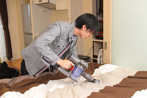 溝に落ちた猫砂も一発吸引！――多頭飼いでさらに力を発揮する「ダイソン